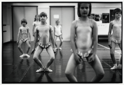 108051 Afbeelding van meisjes tijdens balletles in de Gemeentelijke Muziekschool (Domplein 4) te Utrecht.